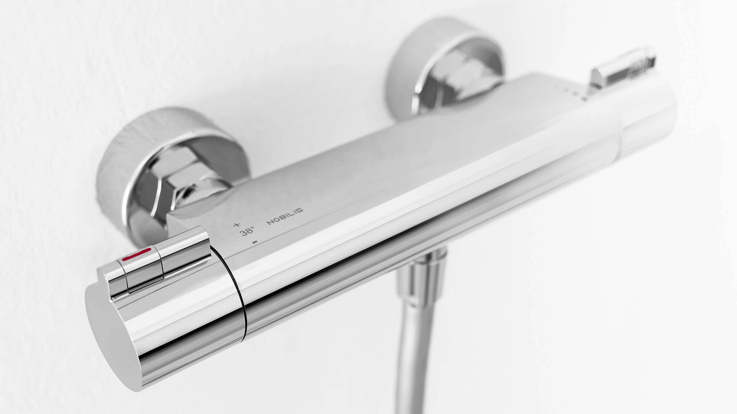 Vista de cerca de grifer&iacute;a de ba&ntilde;era ABC